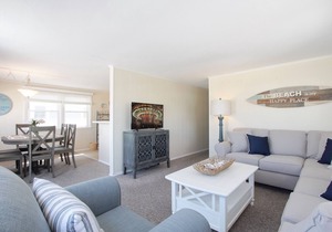 OCEAN BLOCK 6th From Beach - Newly Furnished 3 BR, Sleeps 8 (2nd Fl of Duplex)