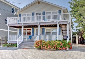 OCEAN BLOCK 6th From Beach - Newly Furnished 3 BR, Sleeps 8 (2nd Fl of Duplex)