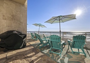 OCEAN FRONT STUDIO ON THE SAND!