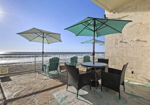 OCEAN FRONT STUDIO ON THE SAND!