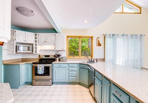 Ocean Way Estates retreat with large upper deck & enclosed patio - dog-friendly