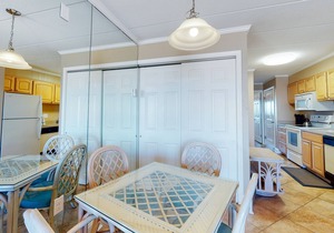 Oceanfront Condo with Balcony, Gorgeous Views, Washer/Dryer & Free WiFi