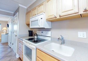 Oceanfront Condo with Balcony, Gorgeous Views, Washer/Dryer & Free WiFi