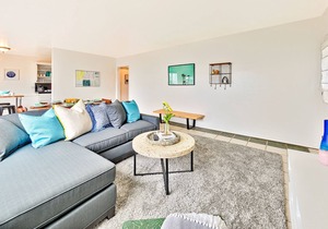 Oceanfront condo with amazing views, outdoor entertaining, cross street to beach