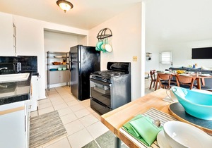 Oceanfront condo with amazing views, outdoor entertaining, cross street to beach