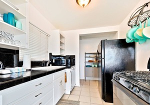 Oceanfront condo with amazing views, outdoor entertaining, cross street to beach