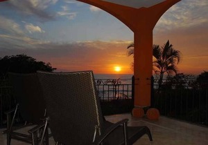 ★Oceanfront★ Easy Beach Access, Ocean & Sunst View