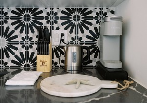 Oceanview Queen Suite Steps from the Sand (303)