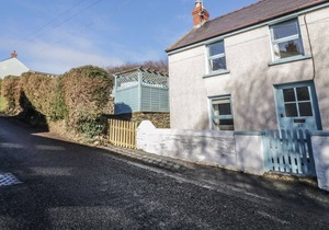 OLD POST COTTAGE, pet friendly, with open fire in St. Ishmaels