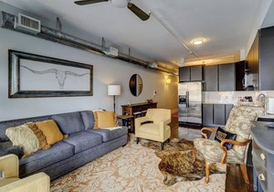 Old Towne Loft on Broughton -Steps to Everything!