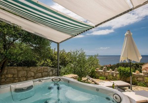 On the island of Cres, in the small quiet coastal village of Miholascica, you will find this comfort