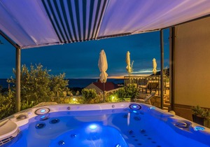 On the island of Cres, in the small quiet coastal village of Miholascica, you will find this comfort