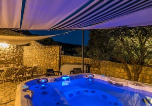On the island of Cres, in the small quiet coastal village of Miholascica, you will find this comfort