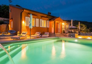 On the island of Cres, in the small quiet coastal village of Miholascica, you will find this comfort