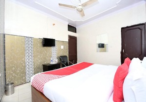 OYO 11906 Hotel Star Welcome