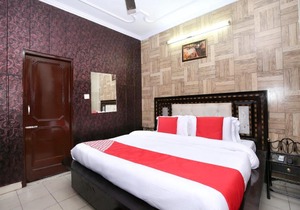 OYO 11906 Hotel Star Welcome