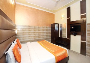 OYO 12155 Hotel Awdesh Inn