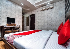 OYO Hotel Sunrize Near Rohini Sector 18 Metro Station