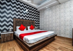 OYO Hotel Sunrize Near Rohini Sector 18 Metro Station
