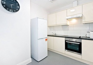 P5E Large bedroom with shower wifi desk air con