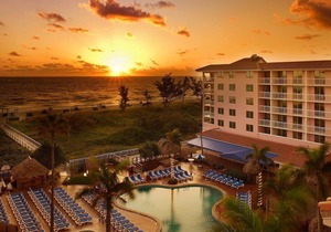Palm Beach Shores Resort - Comfortable King Bed - Private Beach