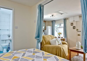 Par Sands Studio is a beautiful detached studio apartment located in the heart of Par and only momen