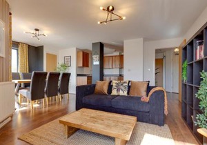 Pass the Keys Spacious and Modern Flat with own Car Park