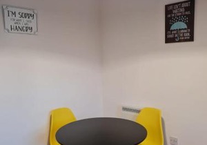 Patton Place, Warrington, 1 Bedroom, Safari Themed, High Speed WiFi, Smart TV, Amazing Train Links, Secure Location, Hotel Vibe in a Home