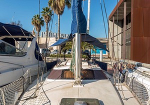 Pequeño velero en Port Forum ideal para Backpackers