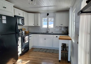 Picturesque Lakefront Cottage