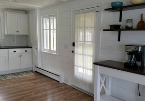 Picturesque Lakefront Cottage