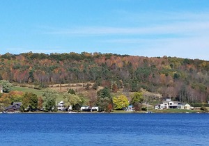 Picturesque Lakefront Cottage