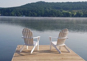 Picturesque Lakefront Cottage