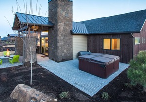 Plush beds ~ heated resort pool ~ hot tub ~ Tetherow/Bend/Bachelor ~ wifi ~ 🐶