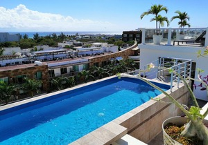 Pool Paradise Walk to Beach / Shopping Best Price!