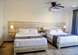 Pool Paradise Walk to Beach / Shopping Best Price!