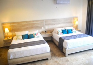 Pool Paradise Walk to Beach / Shopping Best Price!