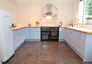 PORTHCURNO BAY VIEW, family friendly, with open fire in Porthcurno
