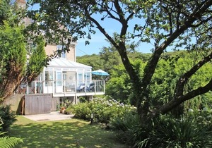 PORTHCURNO BAY VIEW, family friendly, with open fire in Porthcurno