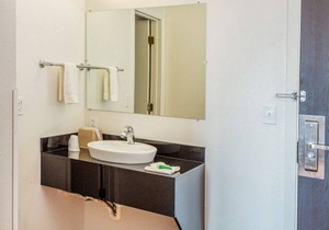 Prime Location, 4 Sleek Units w/Free Parking, Minutes to Lake Shel-oole