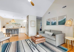 Private home with fairway views, WiFi, AC, screened deck, & washer/dryer