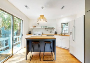 Private home with fairway views, WiFi, AC, screened deck, & washer/dryer