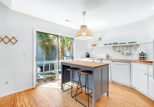 Private home with fairway views, WiFi, AC, screened deck, & washer/dryer