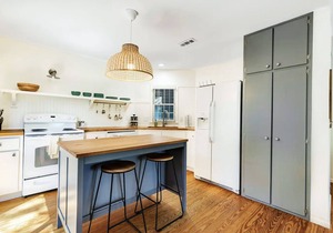 Private home with fairway views, WiFi, AC, screened deck, & washer/dryer