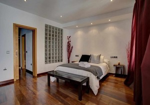 Private pool & parking in Old town.