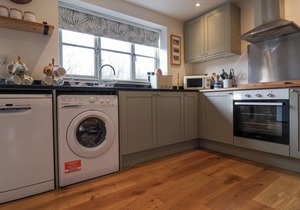 PUDDING COTTAGE, WESTLETON, pet friendly, with open fire in Westleton