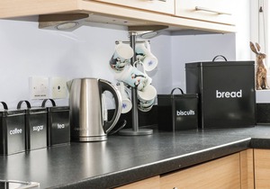 PUFFIN COTTAGE, pet friendly, with pool in The Bay - Filey