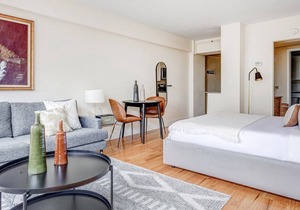 Quaint Brookline studio steps from Coolidge Corner w/ gym by Blueground