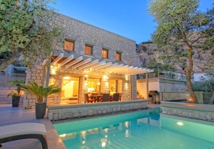 R 341 Exclusive 2 Bedroom Villa Private Swimming pool and sea view