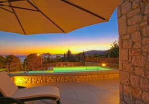 R 343 Exclusive 3 Bedroom Villa with Swimming Pool and Stunning Sea View